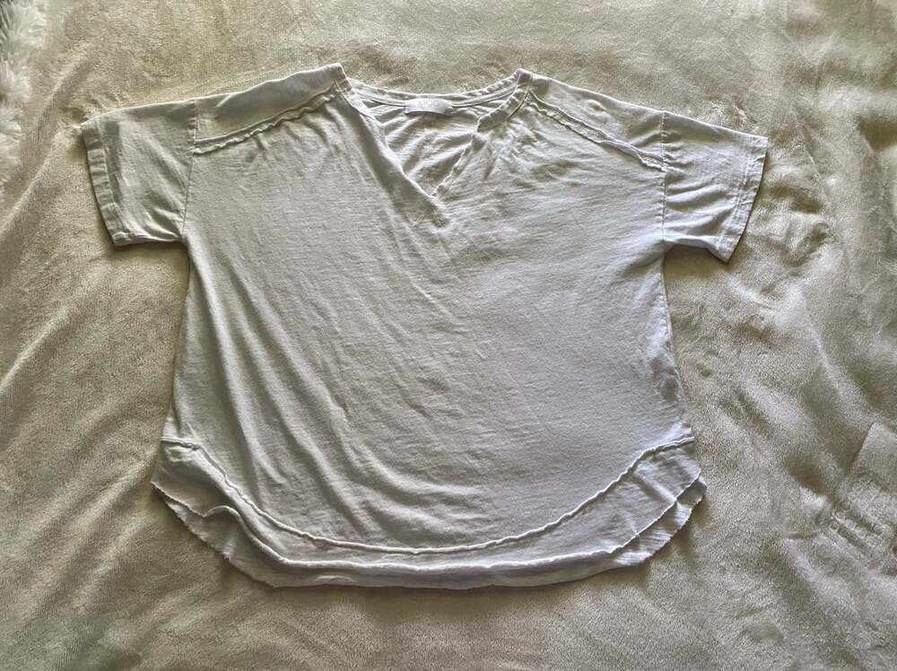Mod On Trend White Slub Knit Raw Hem Short Sleeve T-Shirt